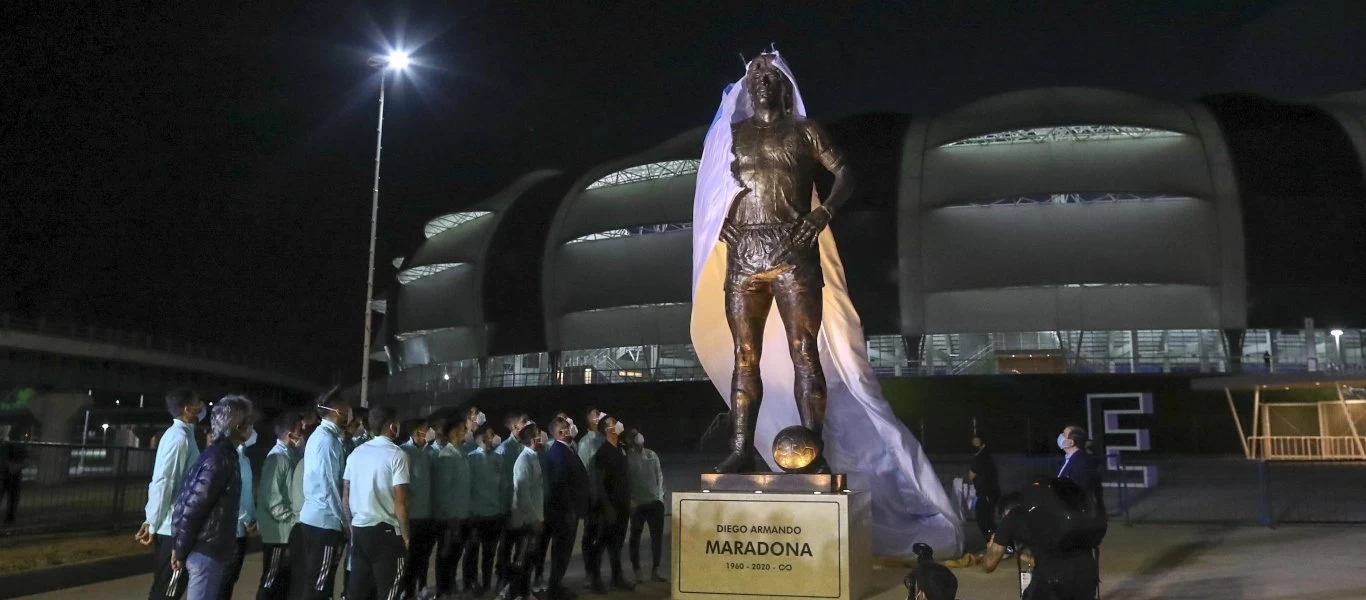 Αποκαλυπτήρια για το άγαλμα του Ν.Μαραντόνα - Ο Λ.Μέσι τράβηξε το... πέπλο (βίντεο)